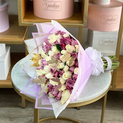 Maxi Ramo De Rosas Blancas Y Lilas Con Mariposas Y Coronita En