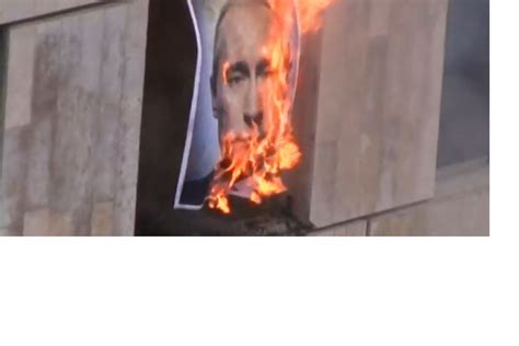 RUSSIE Les Pussy Riot brûlent un portrait de Poutine