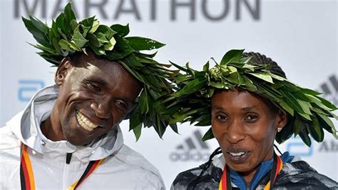 El keniano Eliud Kipchoge destroza el récord mundial de maratón en Berlín