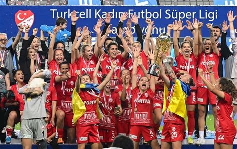 Kadın Futbol Süper Ligi nde Fenerbahçe şampiyonluğu FOMGET e kaptırdı