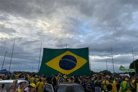 Bolsonaristas pedem intervenção federal em frente ao QG do Exército