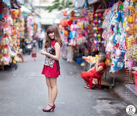 Hot girl Đắc Lắc đẹp rạng ngời bên phố đèn lồng
