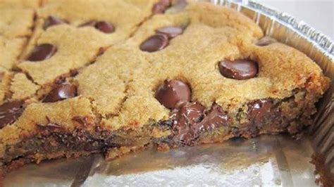 Cookie géant aux pépites de chocolat une gourmandise croustillante et