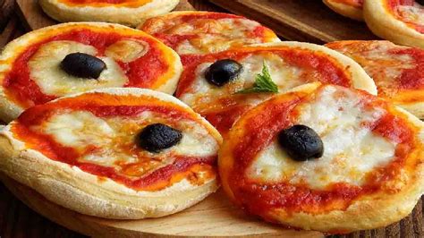 Mini pizzas rouges à la mozzarella et olives une recette qui vous