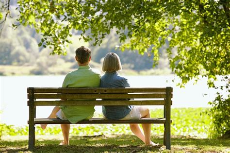 Photo Libre De Droit De Couple Sur Un Banc De Parc Banque Dimages Et