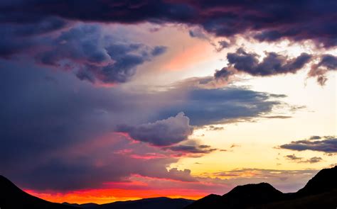 Unusual summer sunset in the Rockies. [OC] : r/SkyPorn