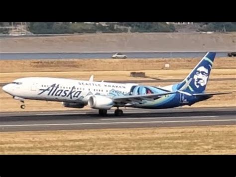 Alaska Airlines Boeing 737 MAX 9 N915AK Seattle Kraken Livery