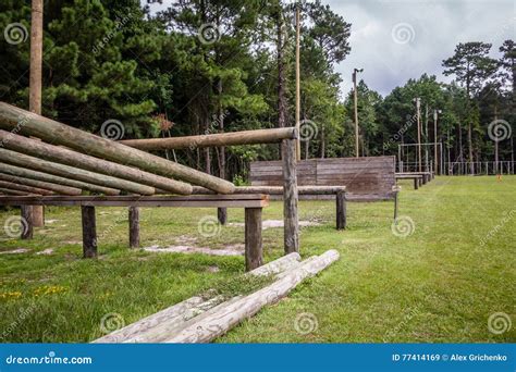 Type Militaire Parcours Du Combattant Image Stock Image Du Bois