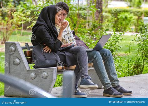 Menino E Menina Que Sentam Se No Banco No Parque Isfahan Ir Foto