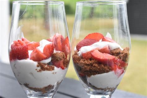 Skyr Med Rabarber Og Granola Nem Sund Dessert