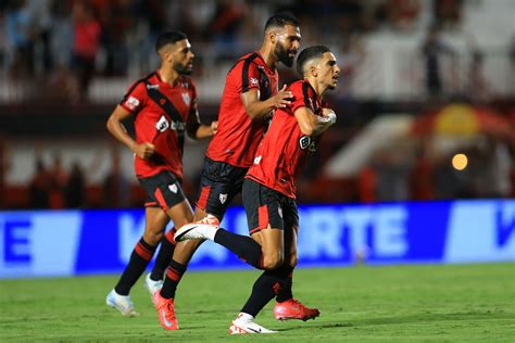 Atlético-GO vira sobre estreante, vence na estreia e lidera Série B | O