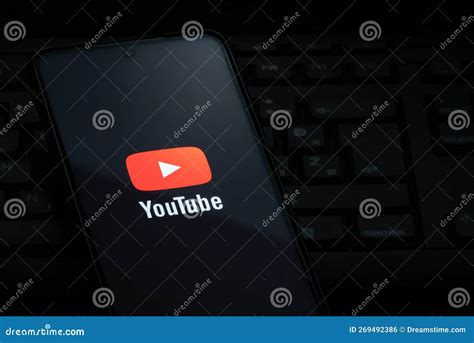 Logotipo De Youtube En La Pantalla Del Smartphone Colocado En El