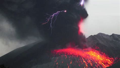 Rare video of Volcanic Lightning | WordlessTech