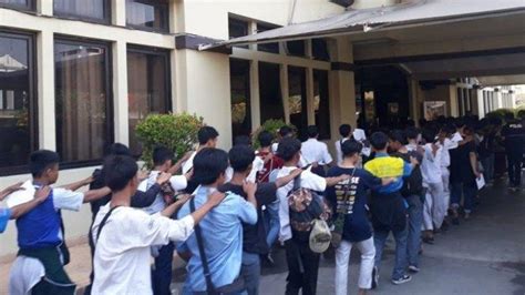 Polisi Pelajar Yang Diamankan Saat Hendak Ikut Demo Di Gedung Dpr