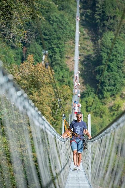 Dossena Italia De Agosto De La Gente Mientras Cruza El Puente