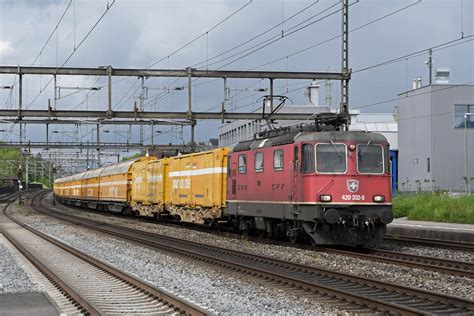 Re 420 332 9 durchfährt am 12 05 2023 den Bahnhof Rupperswil