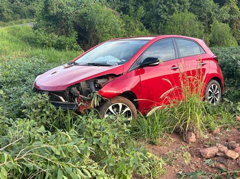 Carro Sai Da Pista Ap S Ser Fechado Por Outro Ve Culo Na Pr Pp