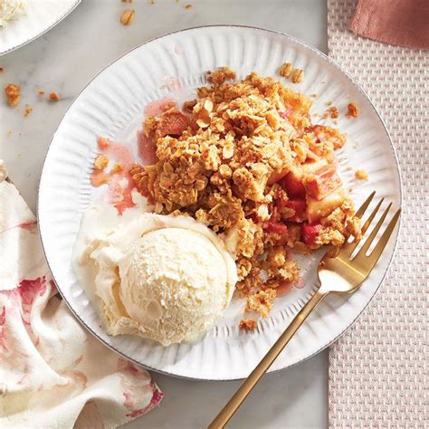 Rhubarb-Apple Crisp Recipe | Chatelaine