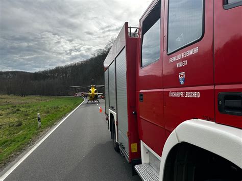 L Motorradfahrer Kommt Von Der Fahrbahn Ab Und Rutscht Hang