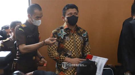 Begini Gestur Tubuh Ferdy Sambo Saat Jaksa Penuntut Umum Bacakan