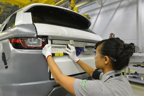 Jaguar Land Rover inaugura primeira fábrica no Brasil