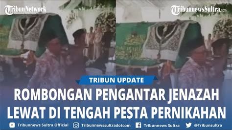 Gotong Keranda Rombongan Pengantar Jenazah Lewat Lokasi Resepsi