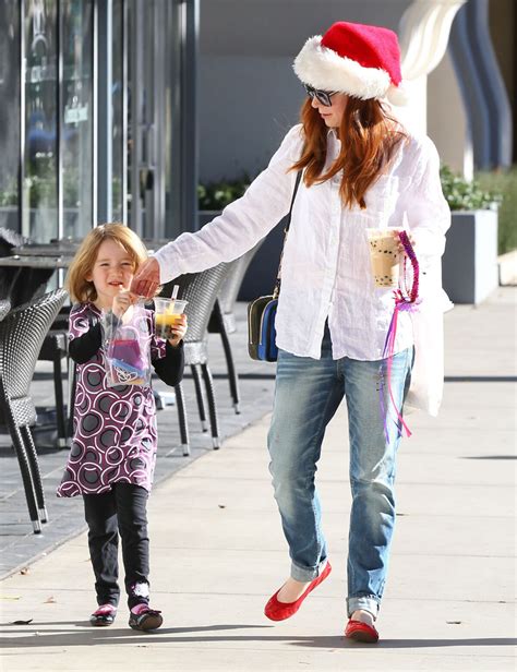 Photo Alyson Hannigan Et Sa Fille Satyana Dans Les Rues De Santa