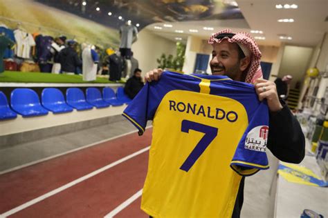 Cristiano Ronaldo Joins Saudi Arabian Football Team Al Nassr After