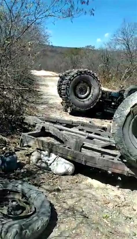 Vídeo homem escapa da morte após trator capotar em cidade do Piauí