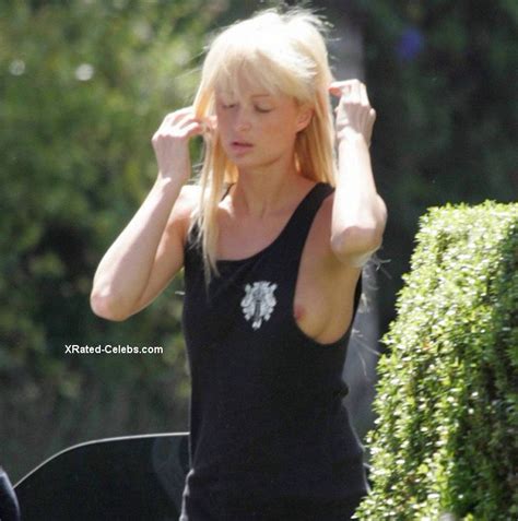 Znane aktorki nago Paris Hilton nude tit slip 006 Foto Pornô