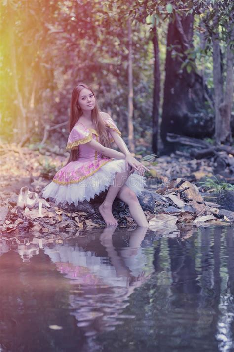 Belle Fille De L Asie Dans La Robe De Ballet Sur La Nature Image Stock