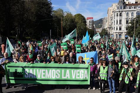 Cerca Personas Se Manifiestan En Oviedo Contra El Protocolo De La