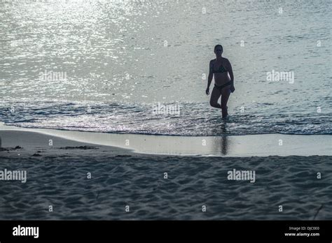 Une Femme De Race Blanche En Bikini En Silhouette Sort De L Eau Sur La Plage De Sainte Croix