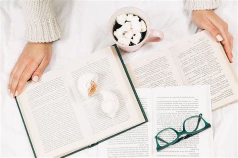 Mulher na cama lendo um livro uma xícara de café foto elegante e