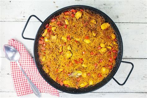 Catalaanse Fideuá de pollo Ohmydish Recept Paella Venkelsalade