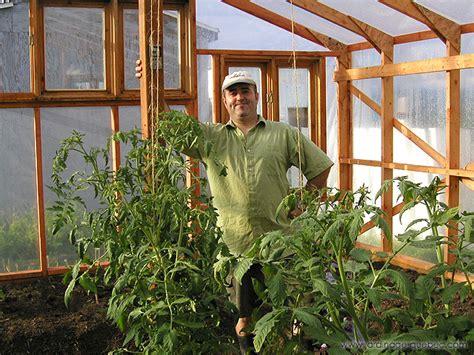 Serre et Pascal Tremblay Jardinier Stratégique au Jardin des Patriotes