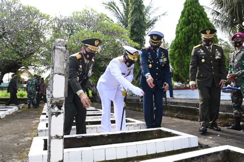 Peringati Hut Ke Tni Danlantamal Viii Ziarah Ke Tmp Kairagi