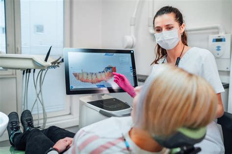 Médico Dentista Con Uniforme Que Muestra La Exploración De La Máquina