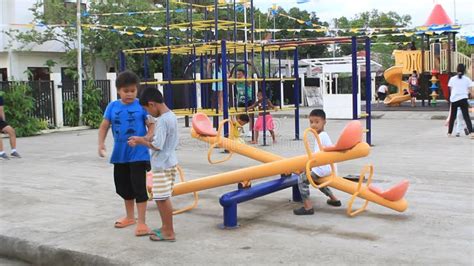 Zona De Juegos De Brgy Bagakay En City Claver Mud Ndose Con Ni Os