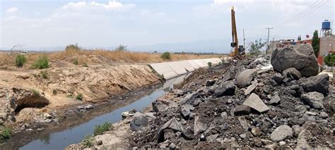 Chimalhuacán retiran maleza basura hasta muebles de canal de aguas