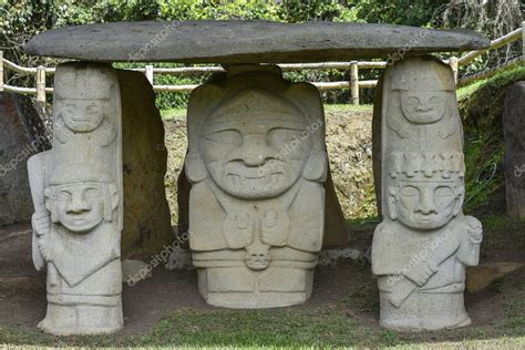 Antiguas Estatuas Precolombinas En San Agust N Colombia Parque