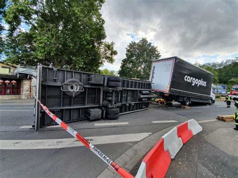 Nierstein Umgekippter Anhänger sorgt auf B9 für größeren Verkehrsstau