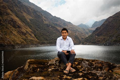 Alumno Joven Campesino En Un Lago Mientras Usa Un Teléfono Inteligente