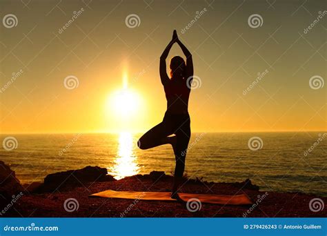 Silhouette of a Yogi Doing Yoga Exercise at Sunset Stock Image - Image ...