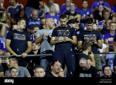 Les Fans Applaudissent Sur Les Tribunes Du Deuxi Me Match De La Ligue