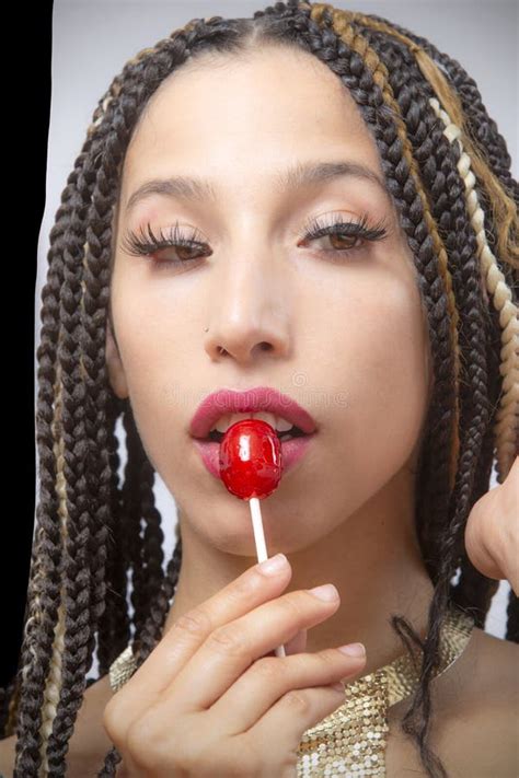 Labios De Una Bella Joven Latina Tocando Un Dulce Pop Rojo Imagen De Archivo Imagen De