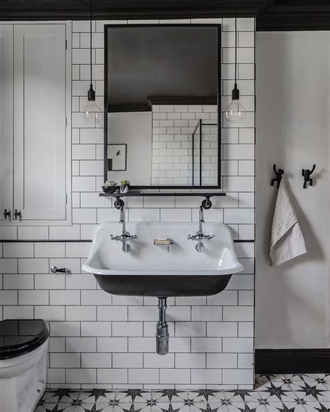 20 Stunning Black & White Bathrooms That Are Always Stylish