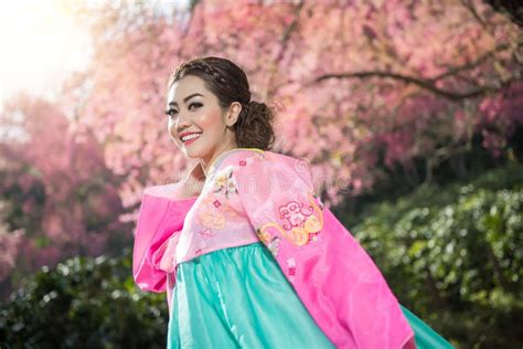 Hanbok Il Vestito Coreano Tradizionale Ed I Bei Wi Asiatici Della