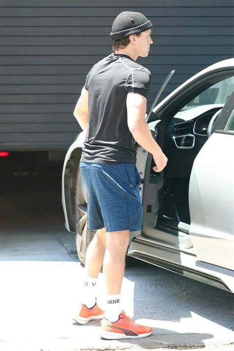 Tom Holland in a Black Tee Heads to the Gym in Los Angeles 07/02/2021 ...