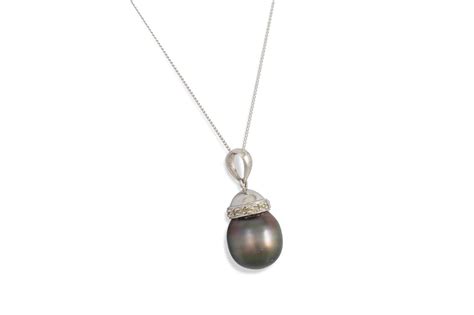 Lot 31 - A DIAMOND AND BLACK PEARL PENDANT, the black